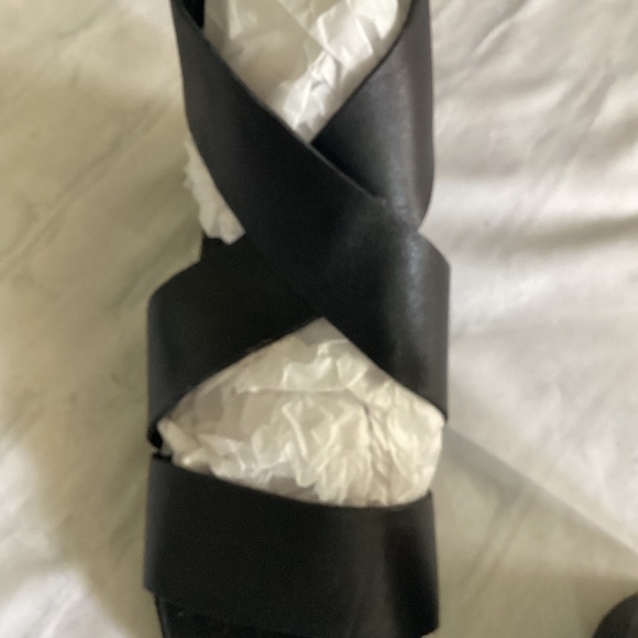 ZOOM STRAPPY SANDAL (Size: 10) NWOT - Picture 3 of 5